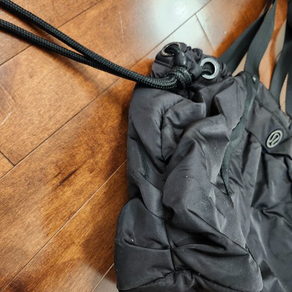 Lululemon Effortless Tote in black - Picture 5 of 14